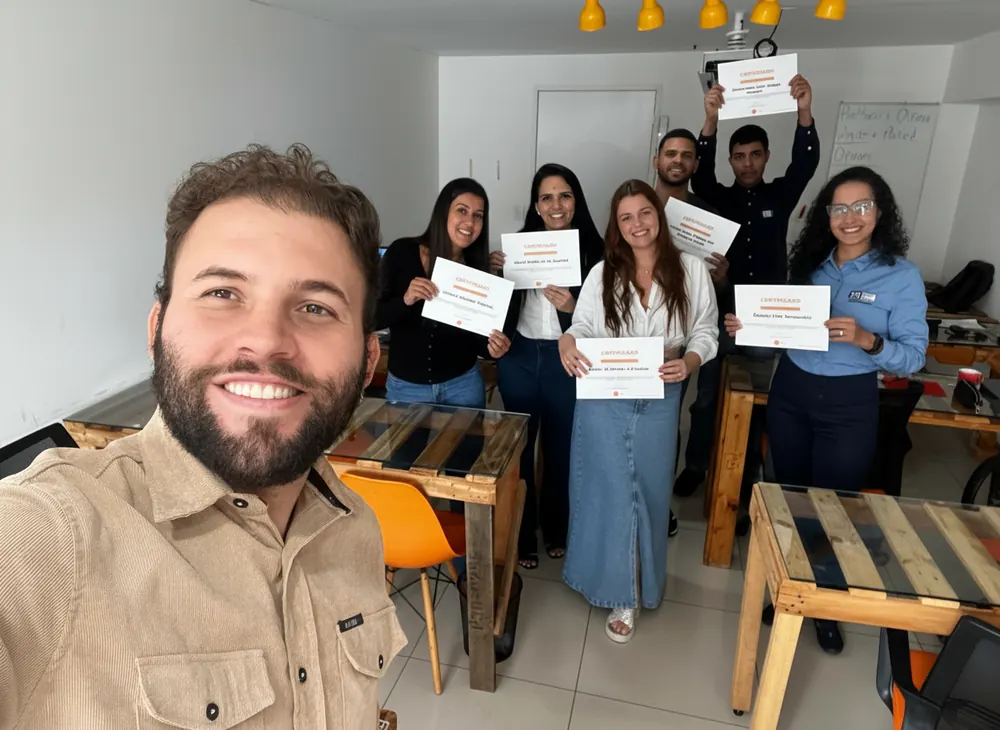 Instrutor de marketing digital ensinando em sala de aula presencial em Goiânia